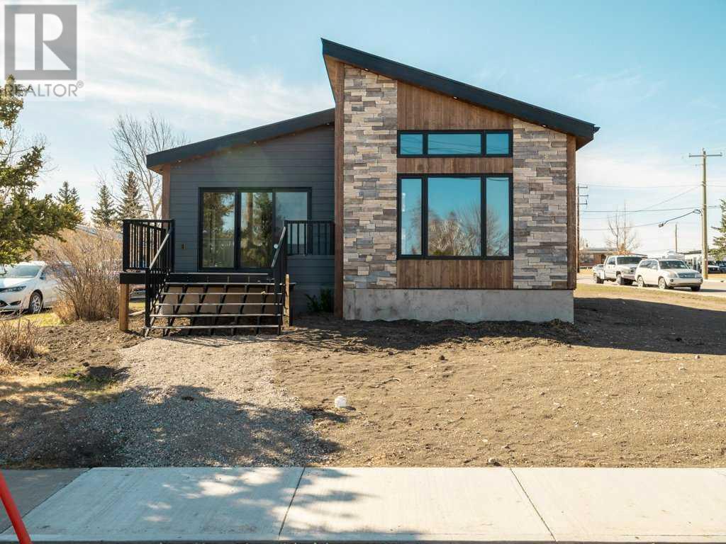 686 Lacombe Street, Pincher Creek, Alberta  T0K 1W0 - Photo 3 - A2207854