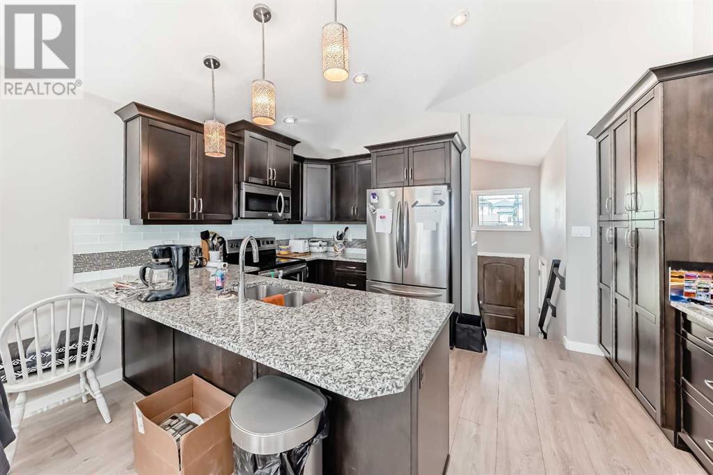612 Aquitania Boulevard W, Lethbridge, Alberta  T1J 5G5 - Photo 4 - A2230894