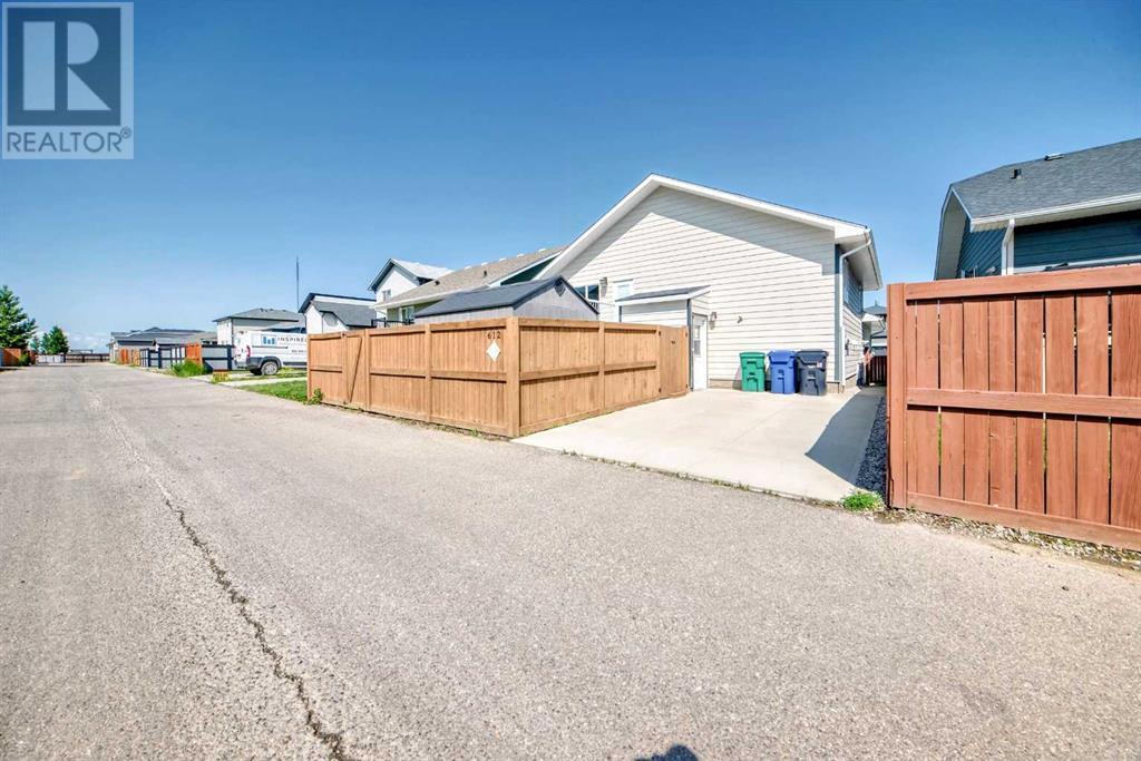 612 Aquitania Boulevard W, Lethbridge, Alberta  T1J 5G5 - Photo 30 - A2230894