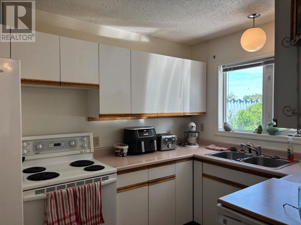 35 S 2 Street E, Magrath, Alberta  T0K 1J0 - Photo 7 - A2233080