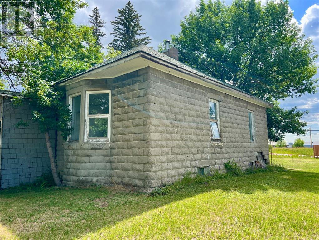 992 Lawrence Street, Pincher Creek, Alberta