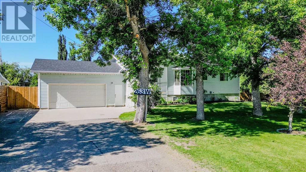 263 W 1 Avenue S, Magrath, Alberta
