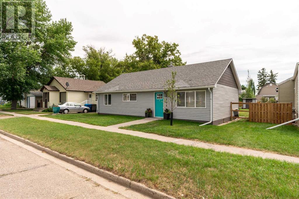 305 53 Avenue E, Claresholm, Alberta  T0L 0T0 - Photo 2 - A2237999