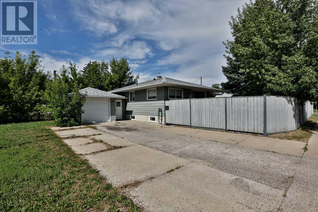 1301 9 Avenue N, Lethbridge, Alberta  T1H 1H3 - Photo 2 - A2239449