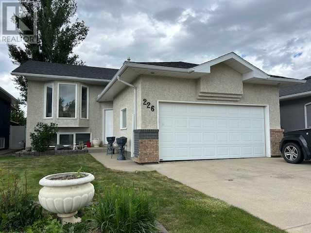 226 Heritage Close W, Lethbridge, Alberta