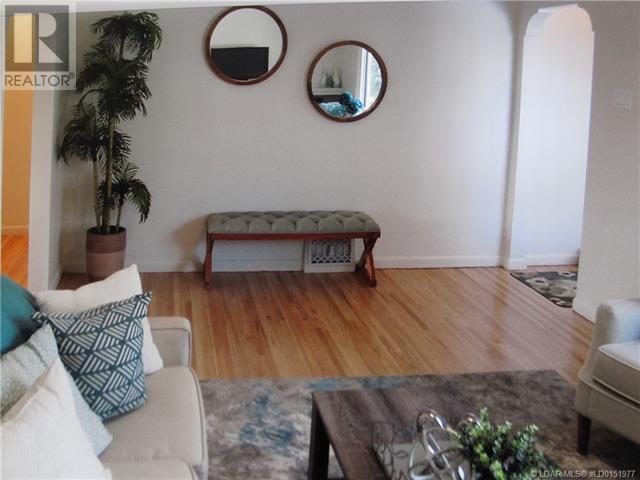 410 24 Street S, Lethbridge, Alberta  T1J 3N5 - Photo 3 - A2240885