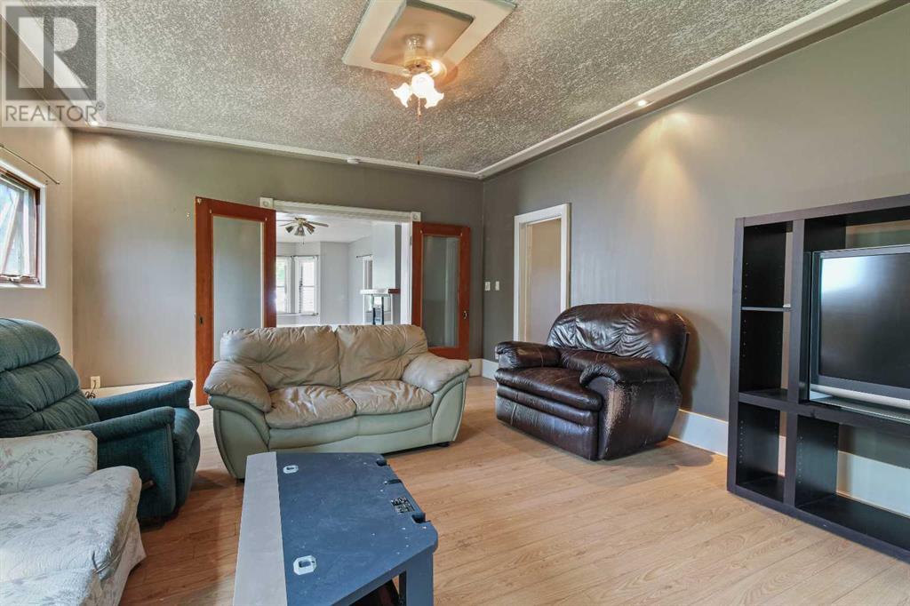 113 48 Avenue W, Claresholm, Alberta  T0L 0T0 - Photo 9 - A2240177