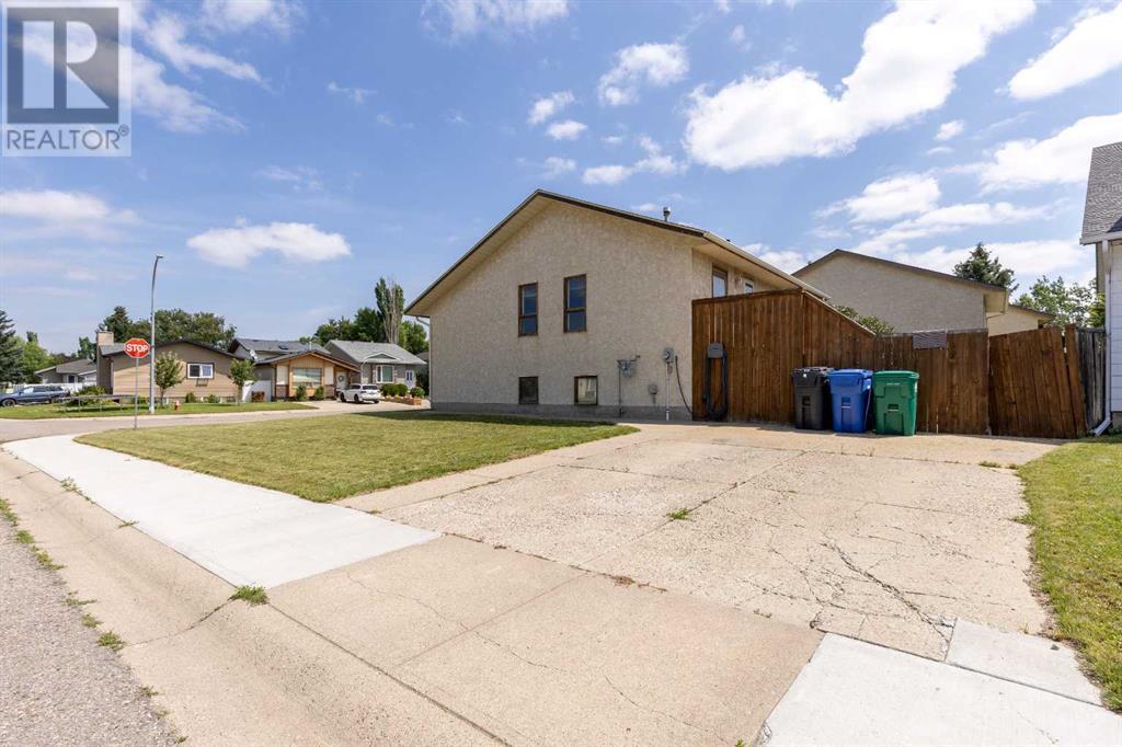 151 Lakhota Crescent W, Lethbridge, Alberta  T1K 6H5 - Photo 4 - A2240415