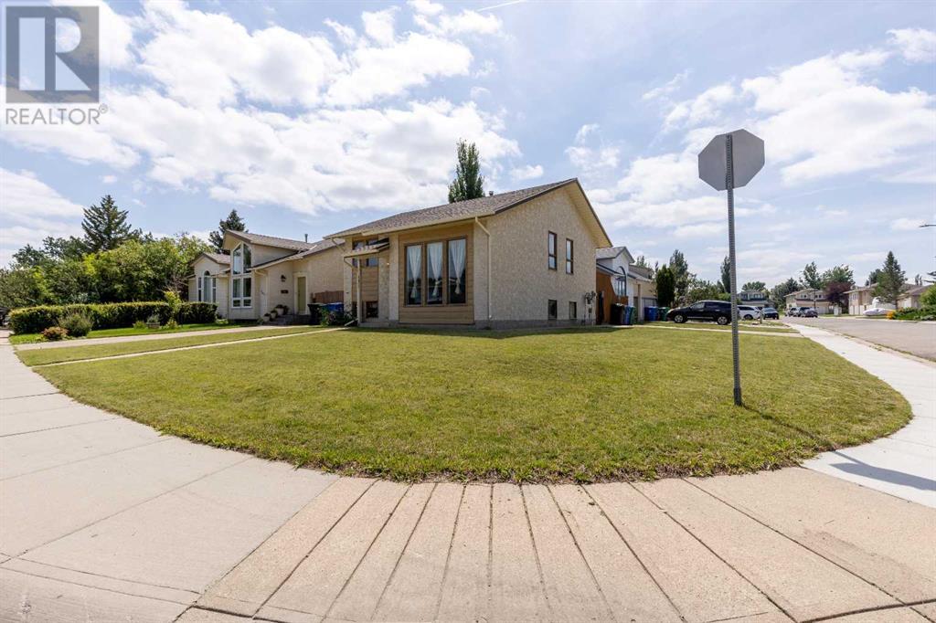 151 Lakhota Crescent W, Lethbridge, Alberta  T1K 6H5 - Photo 3 - A2240415