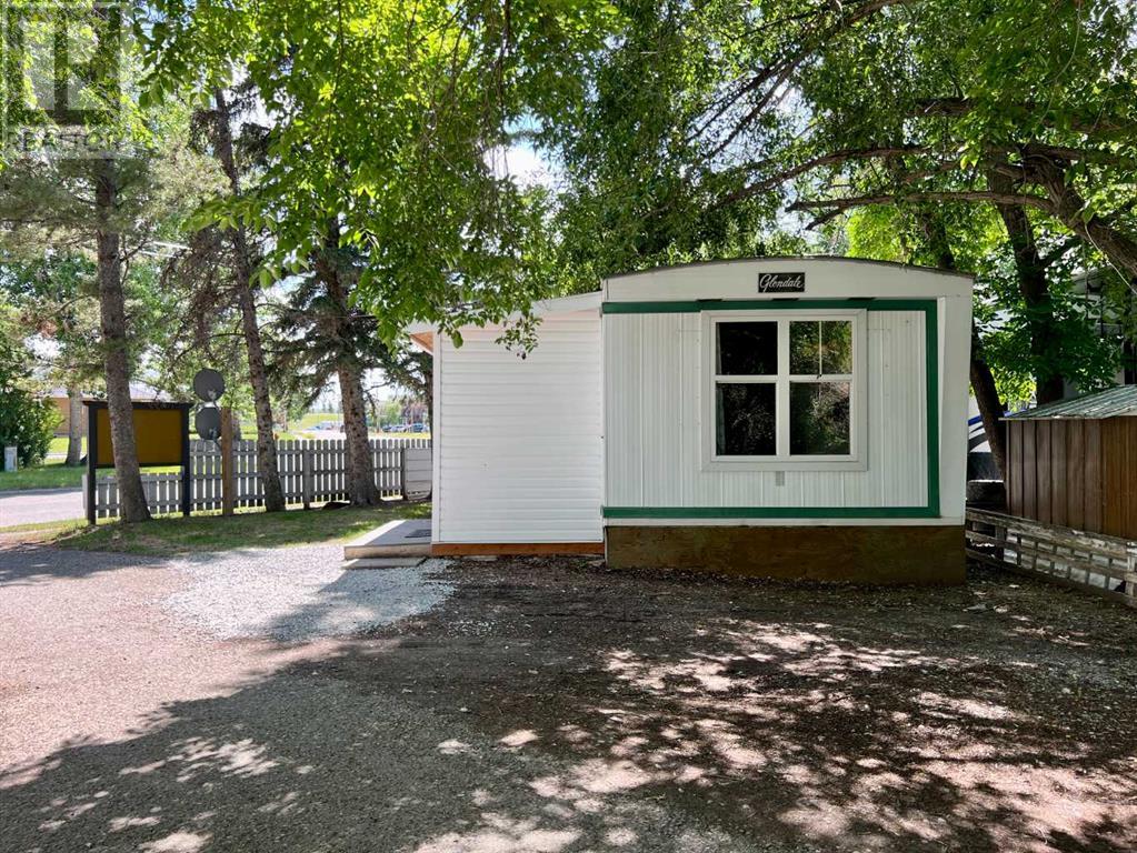1, 911 Macleod Street, Pincher Creek, Alberta  T0K 1W0 - Photo 2 - A2234080