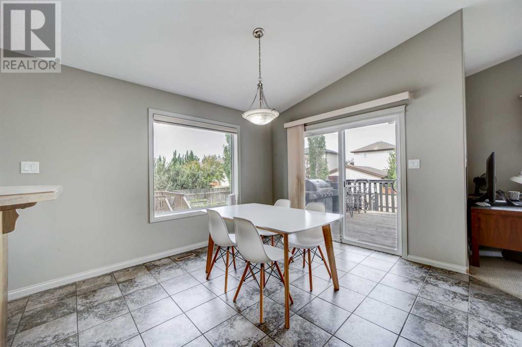29 Coalbanks Links  W, Lethbridge, Alberta  T1J 4R8 - Photo 7 - A2235947