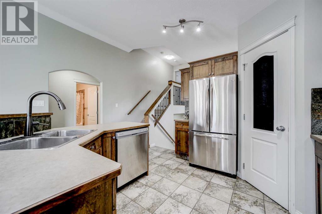 29 Coalbanks Links  W, Lethbridge, Alberta  T1J 4R8 - Photo 6 - A2235947