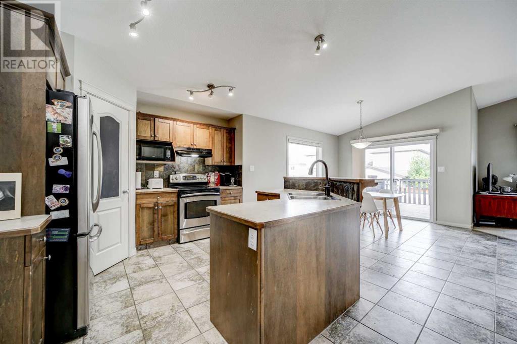 29 Coalbanks Links  W, Lethbridge, Alberta  T1J 4R8 - Photo 5 - A2235947