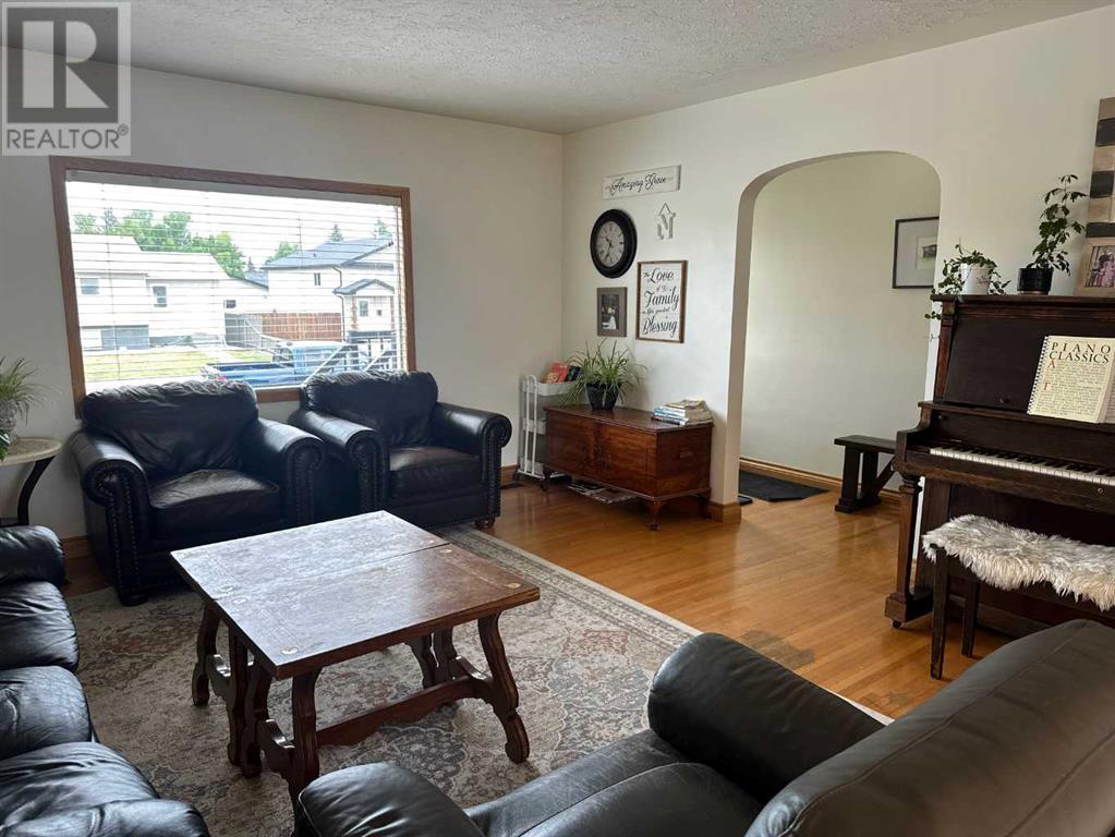 5028 42 Avenue, Taber, Alberta  T1G 1A6 - Photo 6 - A2241248