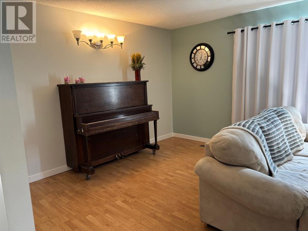 365 S 5 St W, Magrath, Alberta  T0K 1J0 - Photo 6 - A2223080