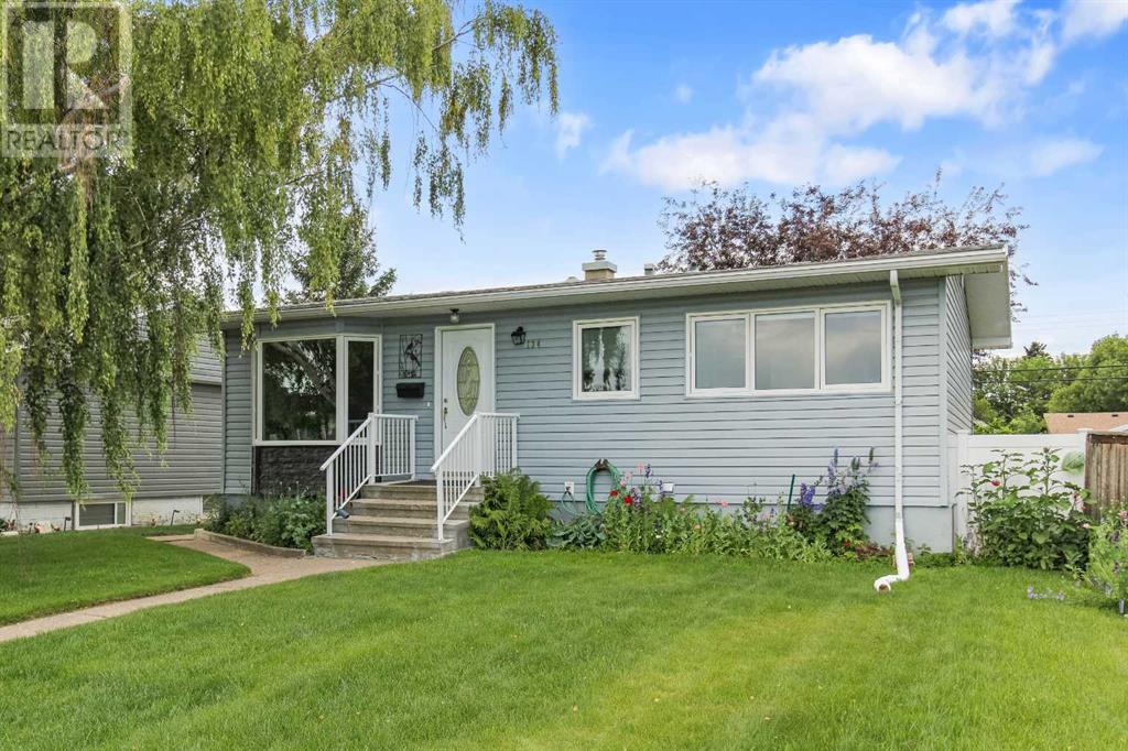 734 10 Street N, Lethbridge, Alberta  T1H 2E3 - Photo 2 - A2235818