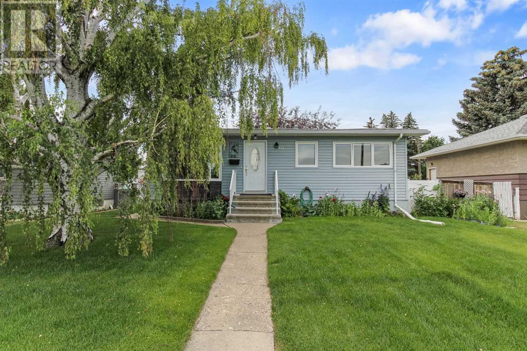 734 10 Street N, Lethbridge, Alberta  T1H 2E3 - Photo 1 - A2235818