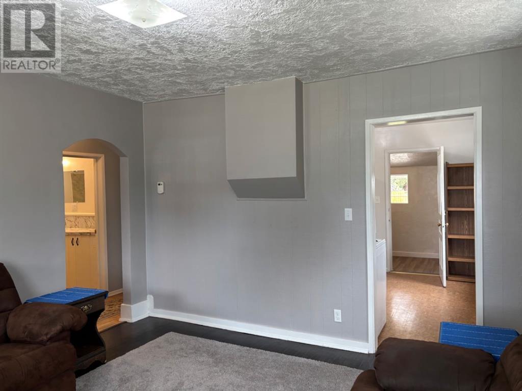 63 W Harker Avenue, Magrath, Alberta  T0K 1J0 - Photo 3 - A2241984