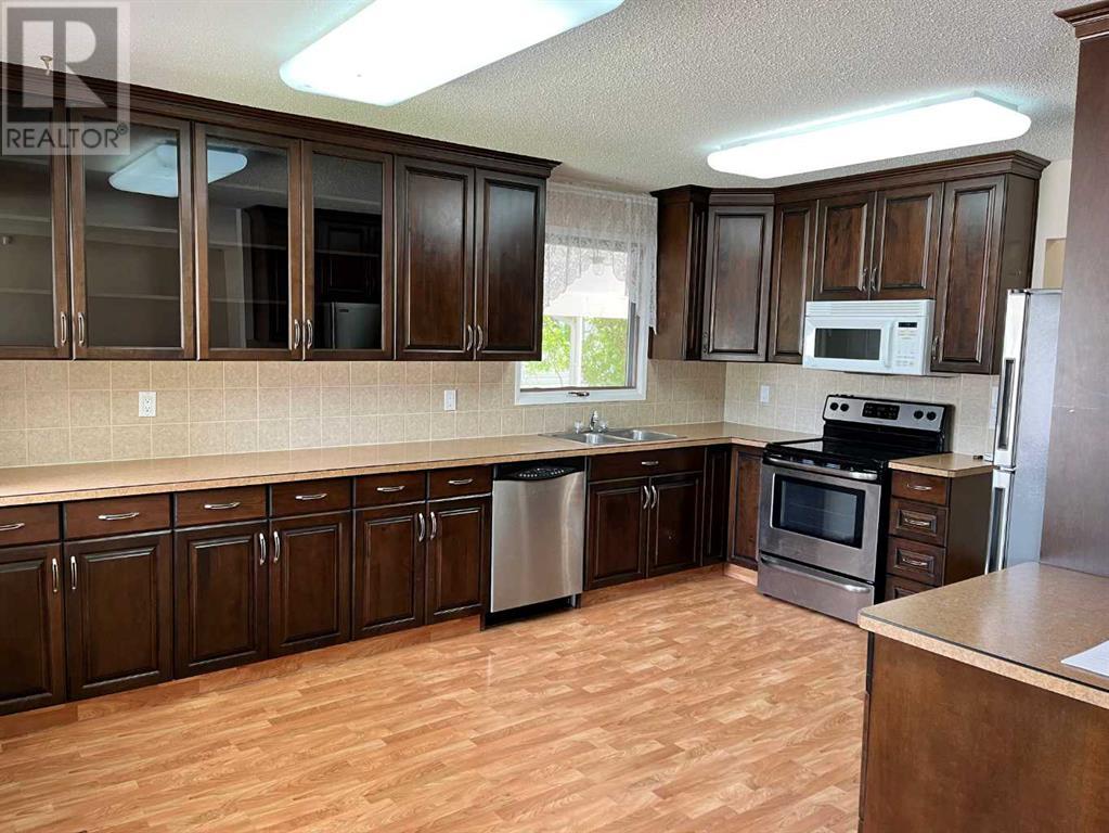 220 Laval Boulevard W, Lethbridge, Alberta  T1K 4E6 - Photo 2 - A2243897