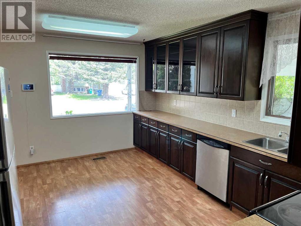 220 Laval Boulevard W, Lethbridge, Alberta  T1K 4E6 - Photo 3 - A2243897